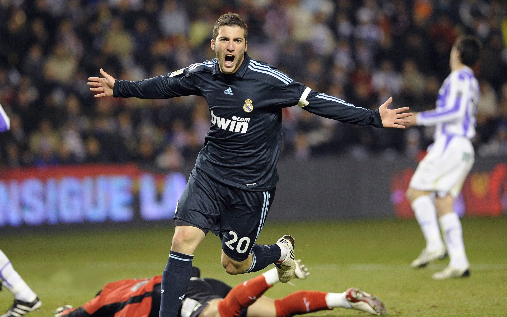 勇士凭借三分雨重击太阳,库里与穆迪成关键,勇士队员对库里